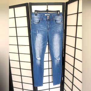 Juniors skinny jeans with destroyed knee detail and fading